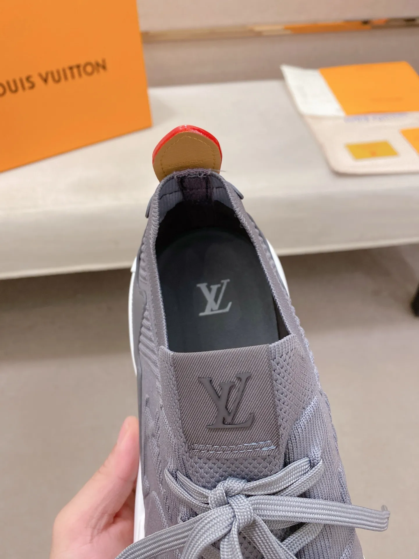 Men's Men's Shoes💰: 620💰The high version of the LV Runner Tatic sneakers are made of a whole piece of technical knitting to create an easy-to-take-on design, and are trimmed with cow leather to outline the upper. The LV logo on the side creates a dynamic feel among the textures, and the leather back strap is shaped like the handle fasteners in the Louis Vuitton leather goods collection. Mixed materials Laces Louis Vuitton accents Rubber outsole with Vuitton logo Size 39-44 Customizable 38.45.46